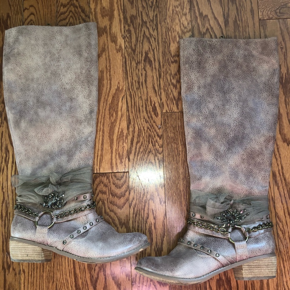 Gently used boots from buckle